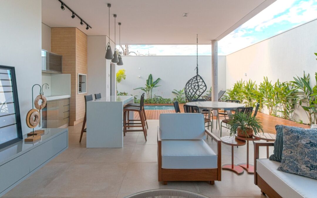 The Benefits of Built-in Seating for Your Outdoor Space